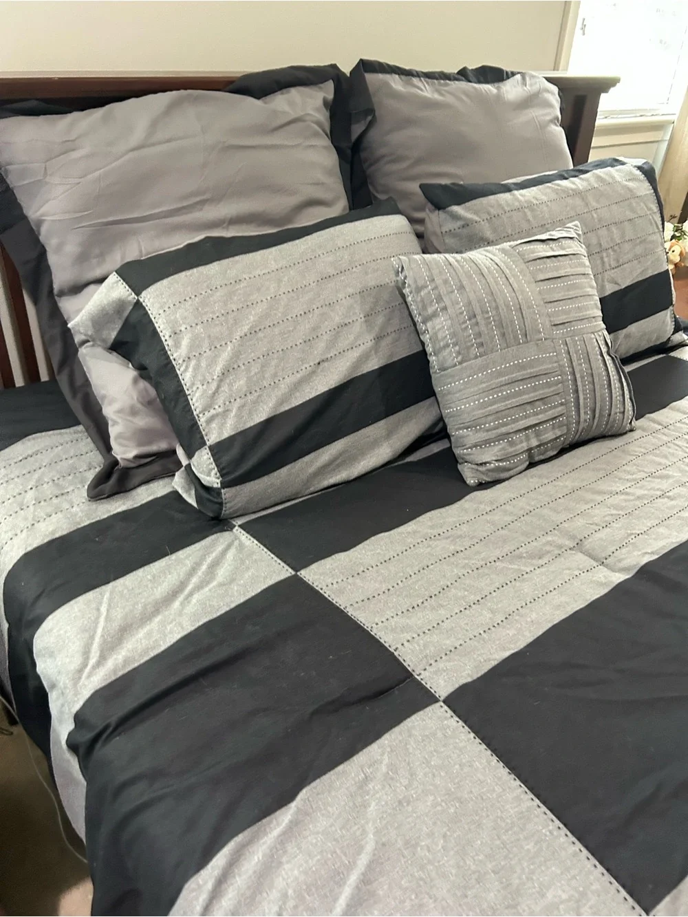 Queen Comforter Set – Black & Gray Bedding Set with Pillow Shams & Throw Pillow